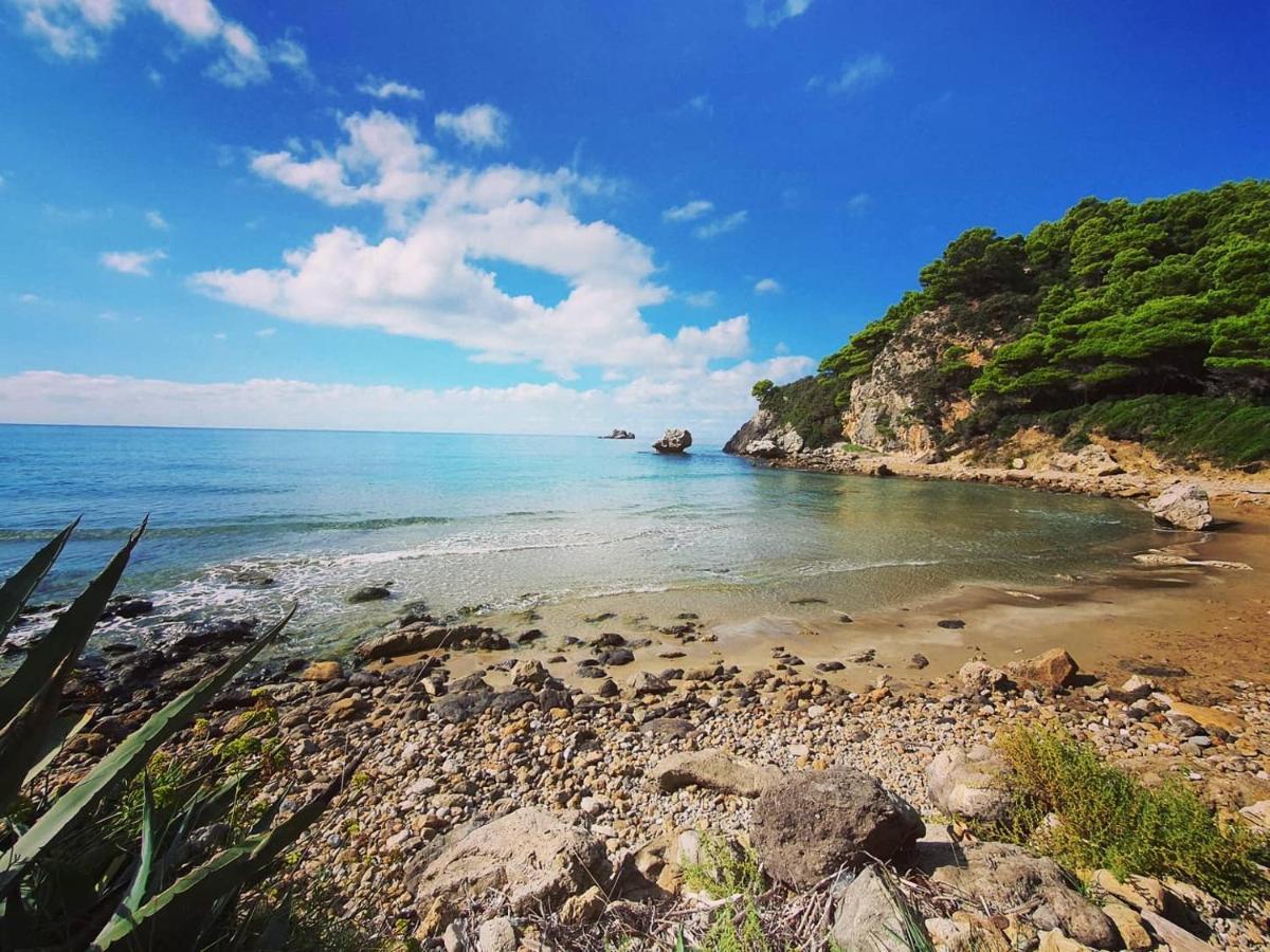 Theea Cottage - Wonderful Sea Views Chlomos Bagian luar foto