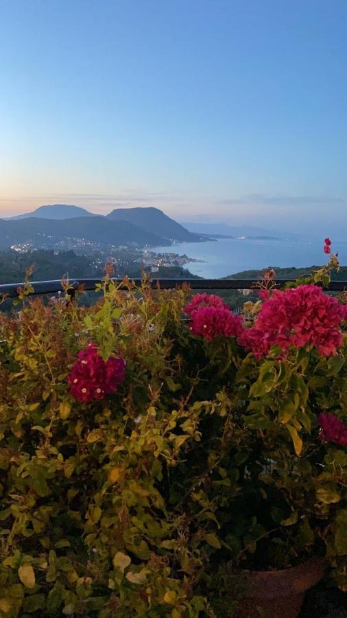 Theea Cottage - Wonderful Sea Views Chlomos Bagian luar foto