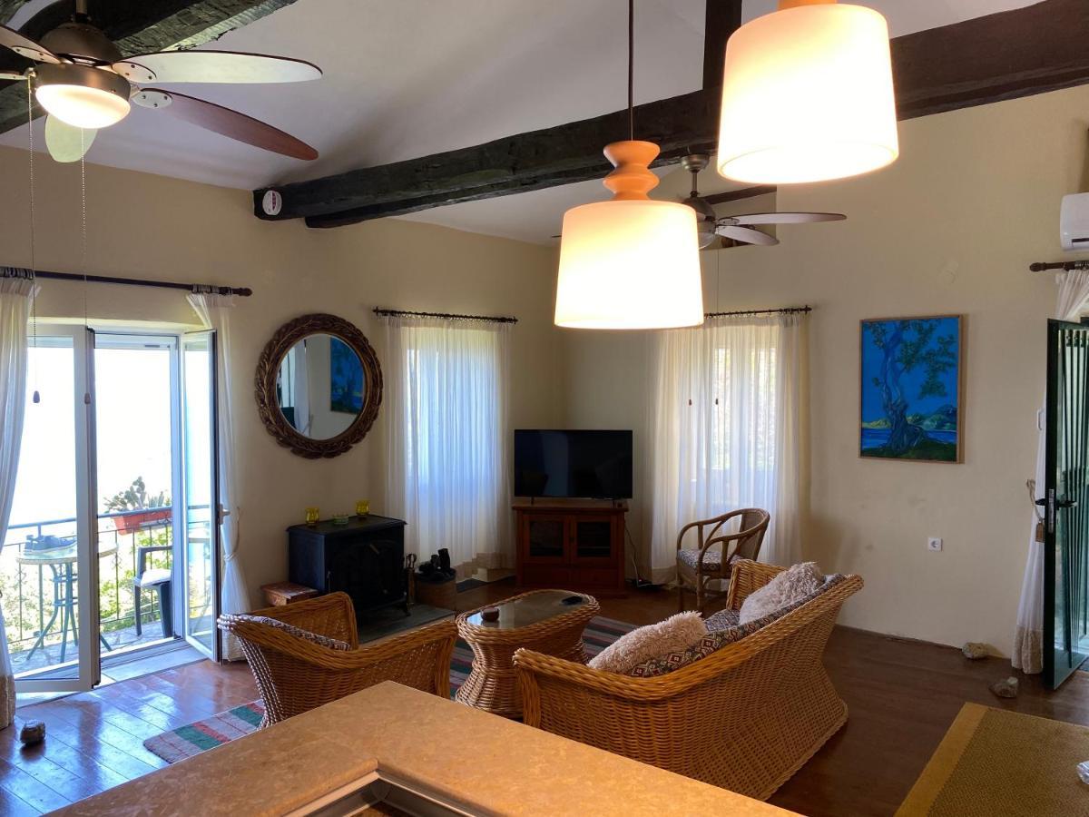 Theea Cottage - Wonderful Sea Views Chlomos Bagian luar foto