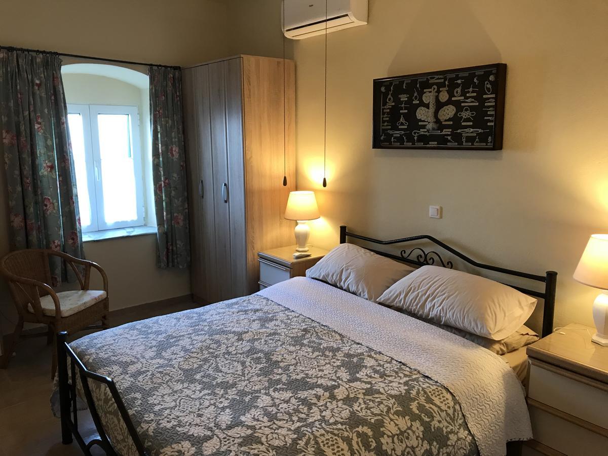 Theea Cottage - Wonderful Sea Views Chlomos Bagian luar foto